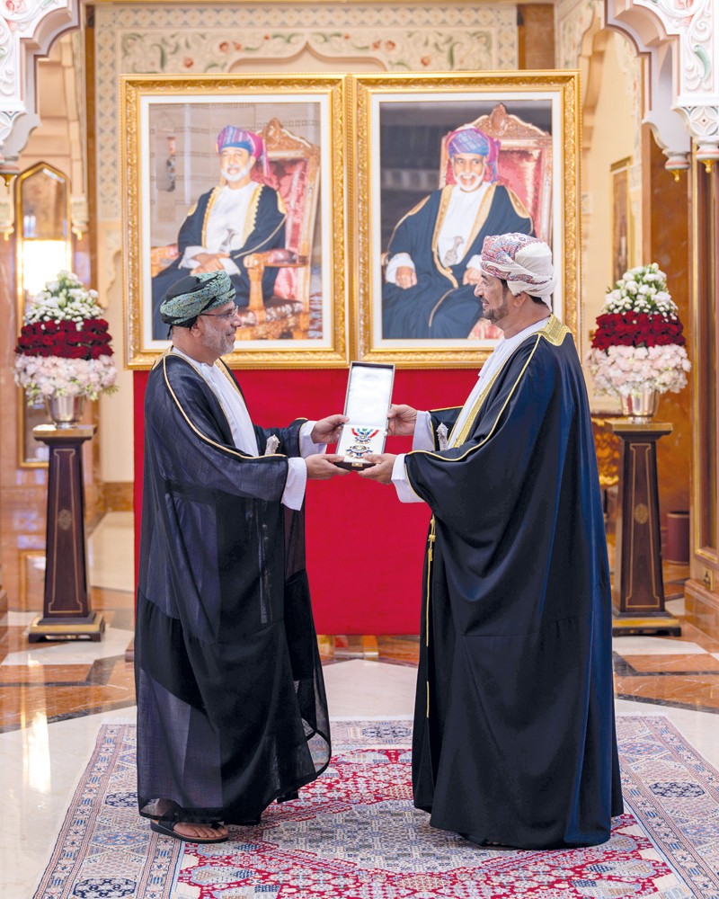جلالة السلطان يمنح وسام عمان العسكري لعدد من كبار الضباط والإشادة السلطانية لعدد من أصحاب الفضيلة والسعادة
