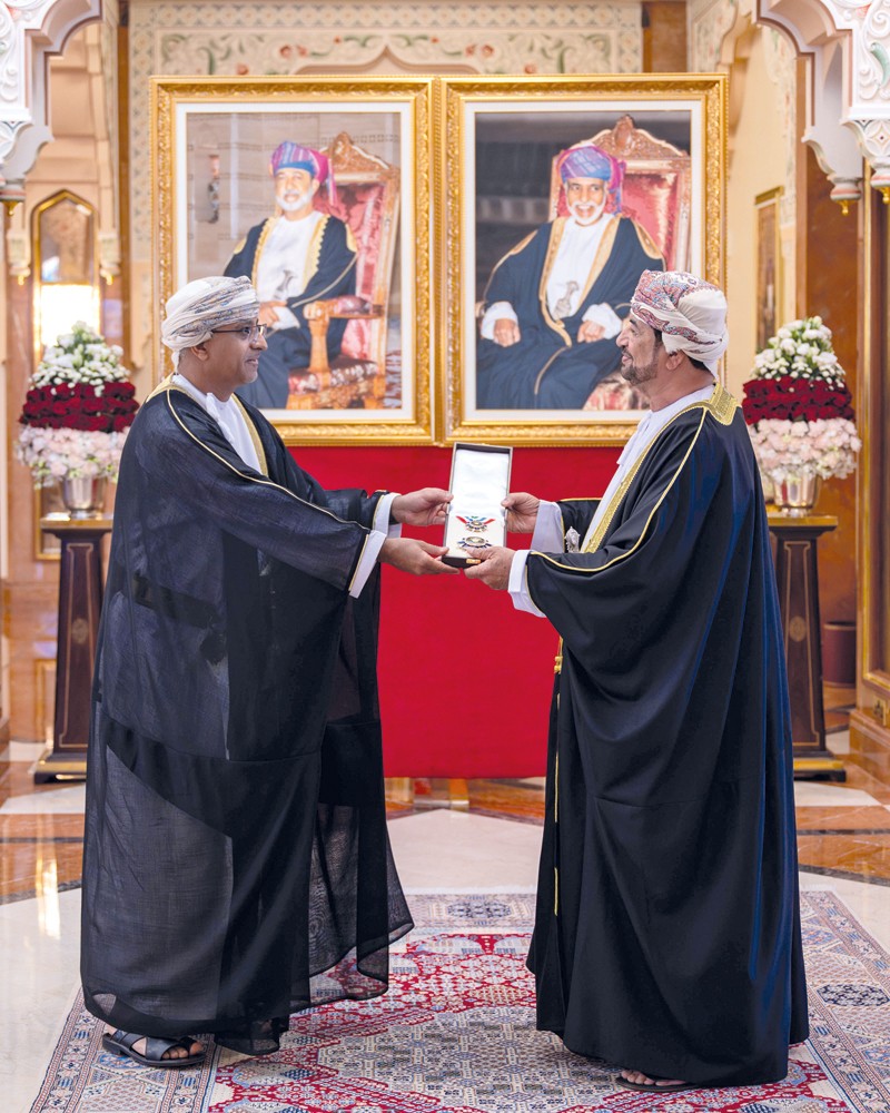 جلالة السلطان يمنح وسام عمان العسكري لعدد من كبار الضباط والإشادة السلطانية لعدد من أصحاب الفضيلة والسعادة