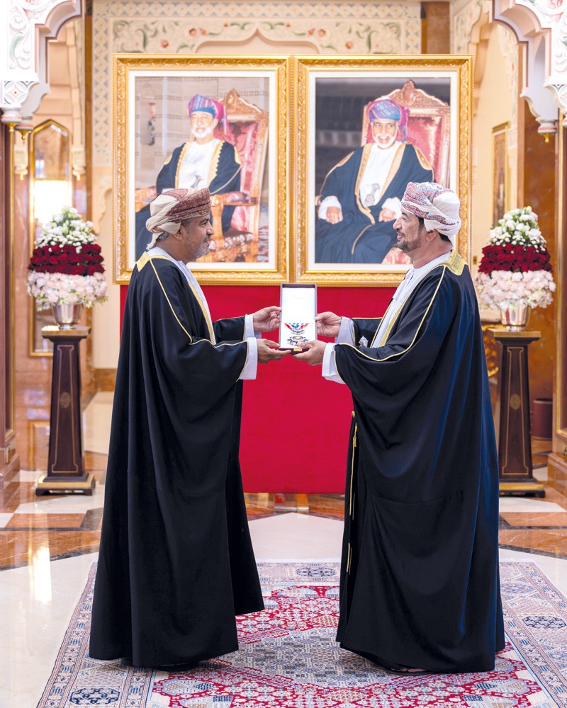 جلالة السلطان يمنح وسام عمان العسكري لعدد من كبار الضباط والإشادة السلطانية لعدد من أصحاب الفضيلة والسعادة