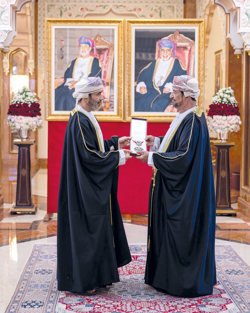 جلالة السلطان يمنح وسام عمان العسكري لعدد من كبار الضباط والإشادة السلطانية لعدد من أصحاب الفضيلة والسعادة