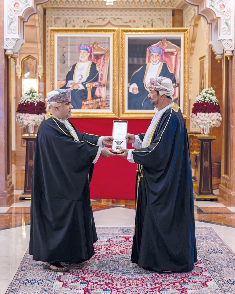 جلالة السلطان يمنح وسام عمان العسكري لعدد من كبار الضباط والإشادة السلطانية لعدد من أصحاب الفضيلة والسعادة