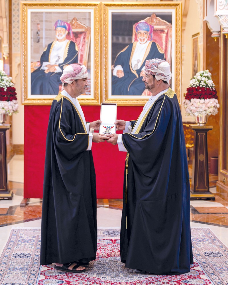 جلالة السلطان يمنح وسام عمان العسكري لعدد من كبار الضباط والإشادة السلطانية لعدد من أصحاب الفضيلة والسعادة