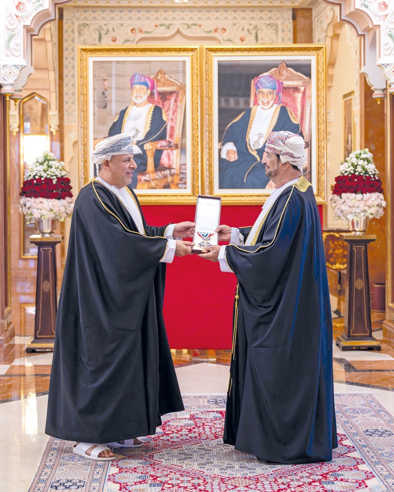 جلالة السلطان يمنح وسام عمان العسكري لعدد من كبار الضباط والإشادة السلطانية لعدد من أصحاب الفضيلة والسعادة