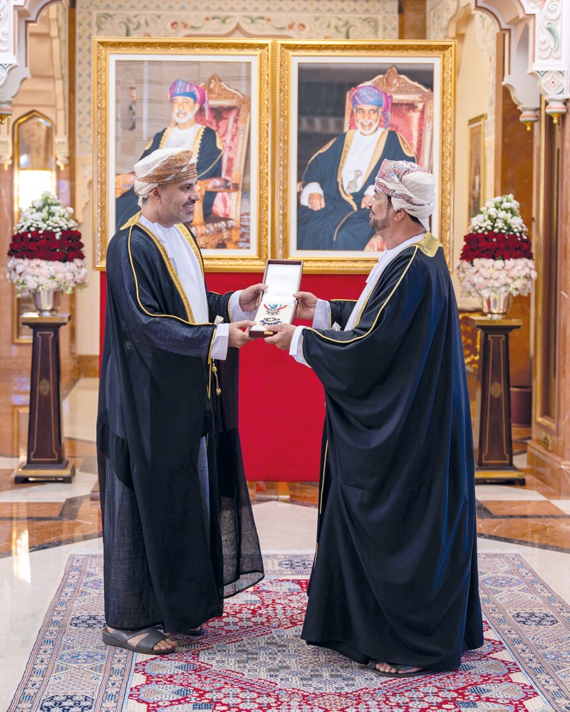 جلالة السلطان يمنح وسام عمان العسكري لعدد من كبار الضباط والإشادة السلطانية لعدد من أصحاب الفضيلة والسعادة