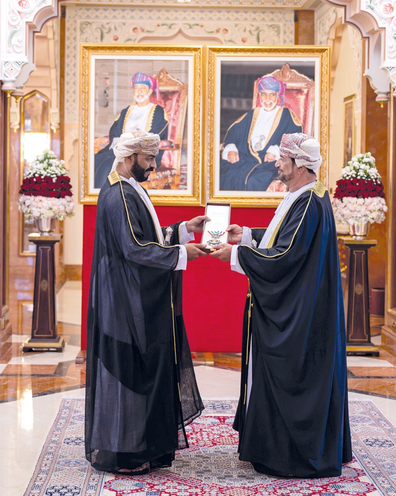 جلالة السلطان يمنح وسام عمان العسكري لعدد من كبار الضباط والإشادة السلطانية لعدد من أصحاب الفضيلة والسعادة