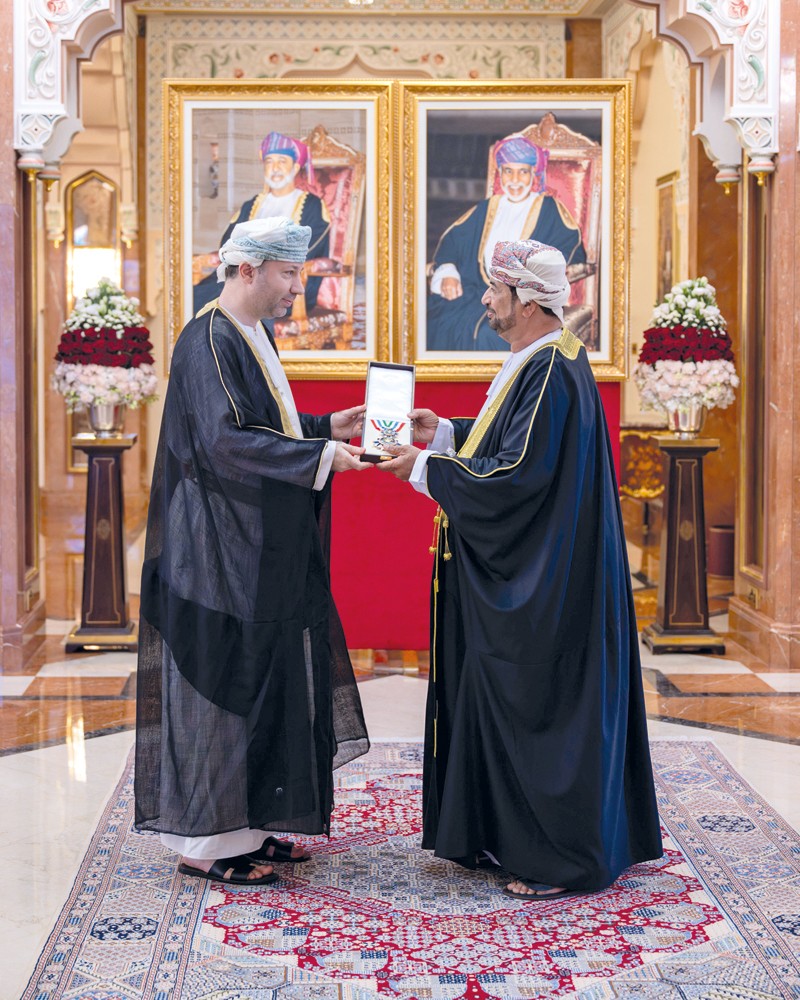 جلالة السلطان يمنح وسام عمان العسكري لعدد من كبار الضباط والإشادة السلطانية لعدد من أصحاب الفضيلة والسعادة