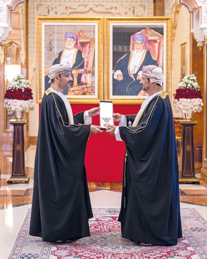 جلالة السلطان يمنح وسام عمان العسكري لعدد من كبار الضباط والإشادة السلطانية لعدد من أصحاب الفضيلة والسعادة