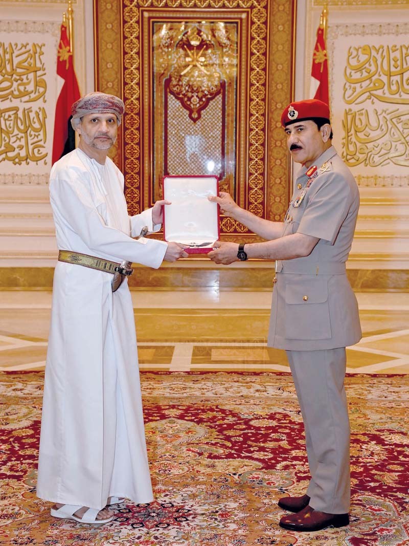 جلالة السلطان يمنح وسام عمان العسكري لعدد من كبار الضباط والإشادة السلطانية لعدد من أصحاب الفضيلة والسعادة