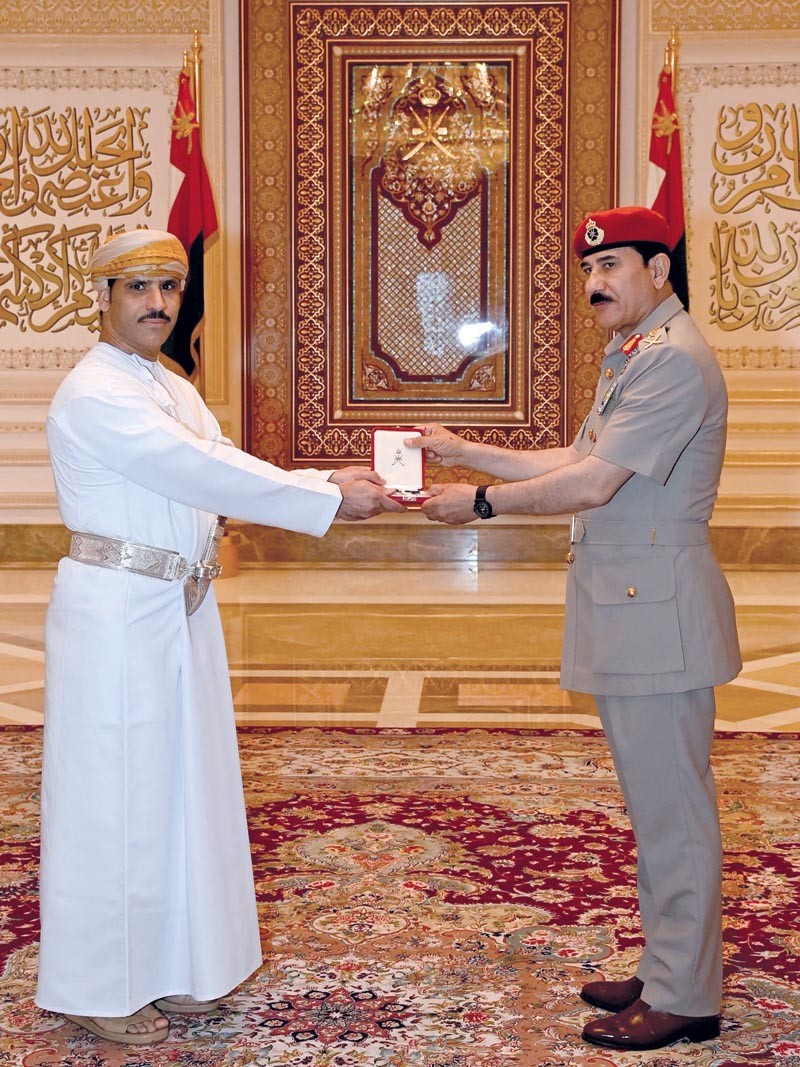 جلالة السلطان يمنح وسام عمان العسكري لعدد من كبار الضباط والإشادة السلطانية لعدد من أصحاب الفضيلة والسعادة
