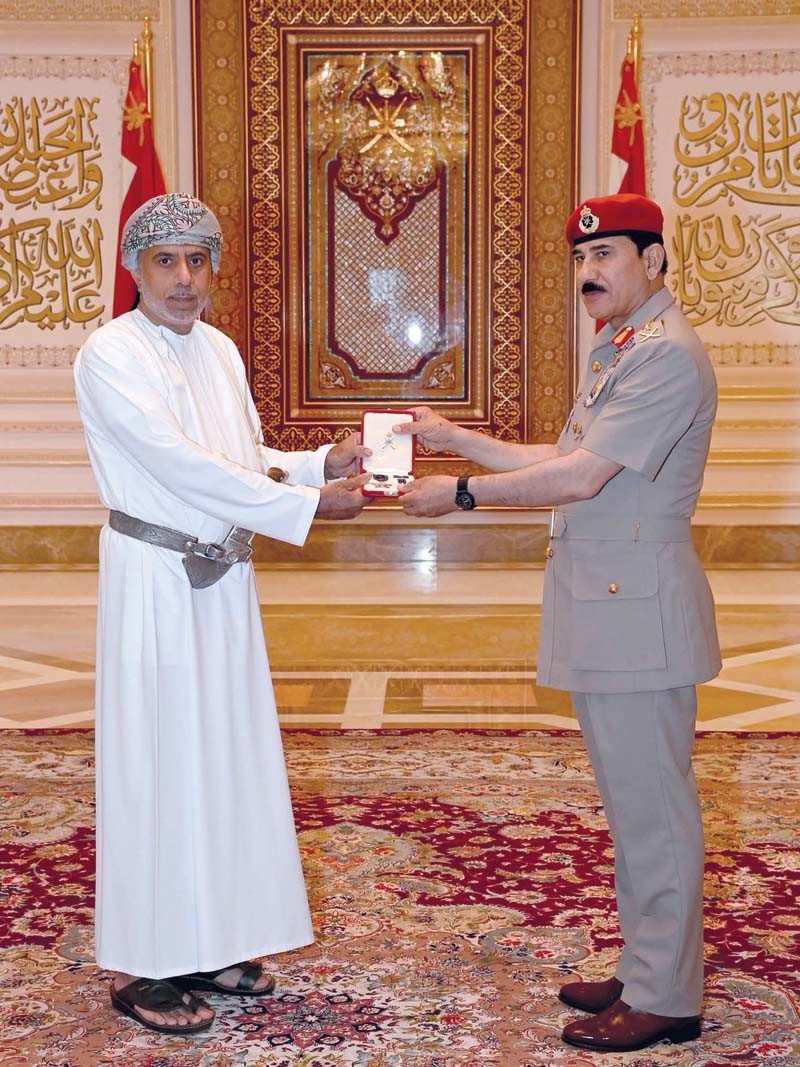 جلالة السلطان يمنح وسام عمان العسكري لعدد من كبار الضباط والإشادة السلطانية لعدد من أصحاب الفضيلة والسعادة
