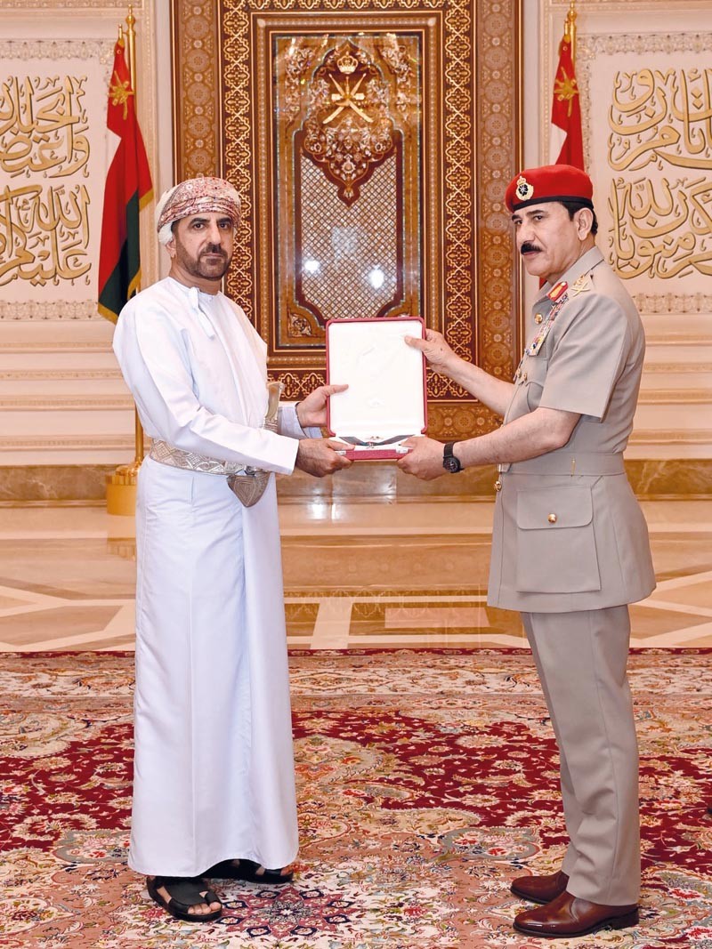جلالة السلطان يمنح وسام عمان العسكري لعدد من كبار الضباط والإشادة السلطانية لعدد من أصحاب الفضيلة والسعادة