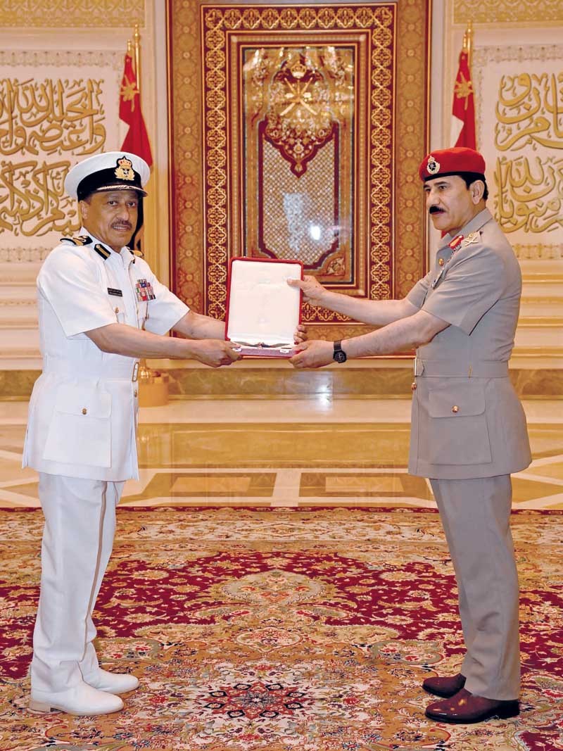 جلالة السلطان يمنح وسام عمان العسكري لعدد من كبار الضباط والإشادة السلطانية لعدد من أصحاب الفضيلة والسعادة