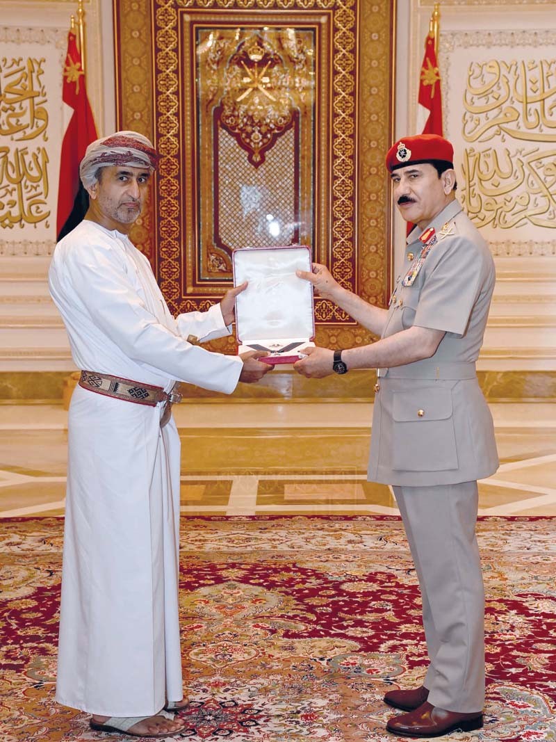جلالة السلطان يمنح وسام عمان العسكري لعدد من كبار الضباط والإشادة السلطانية لعدد من أصحاب الفضيلة والسعادة
