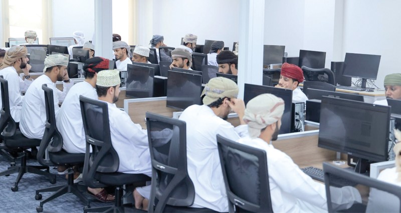 وزارة العمل تعمل على بناء سوق عمل ديناميكي ومستدام قائم على الكفاءة والإنتاجية