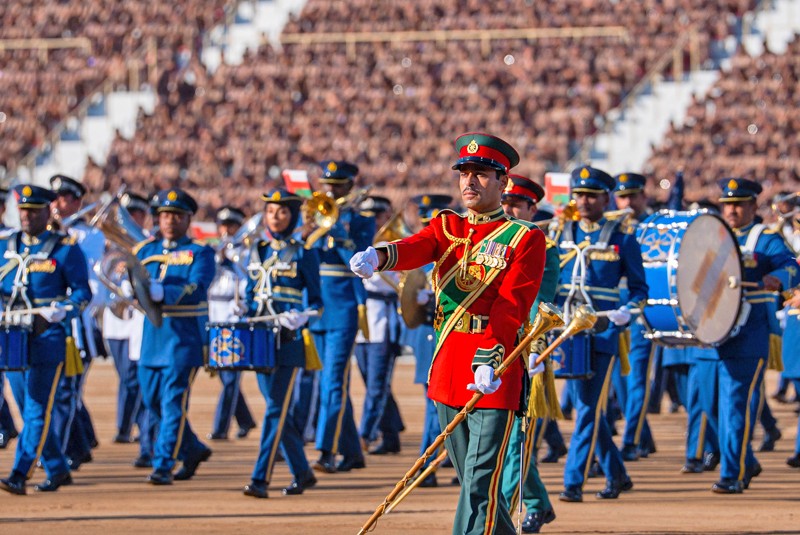 جلالةُ السُّلطان يشملُ برعايته السّامية الاستعراضَ العسكريَّ الكبيرَ بمناسبة اليوم الوطنيّ المجيد