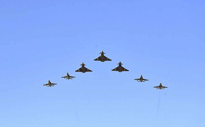 جلالةُ السُّلطان يشملُ برعايته السّامية الاستعراضَ العسكريَّ الكبيرَ بمناسبة اليوم الوطنيّ المجيد