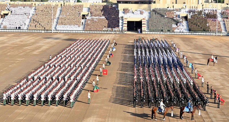 جلالة السلطان يشمل برعايته السامية الاستعراض العسكري الكبير بمناسبة اليوم الوطني المجيد