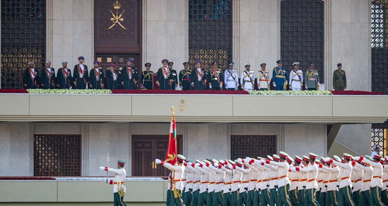 جلالة السلطان يشمل برعايته السامية الاستعراض العسكري الكبير بمناسبة اليوم الوطني المجيد