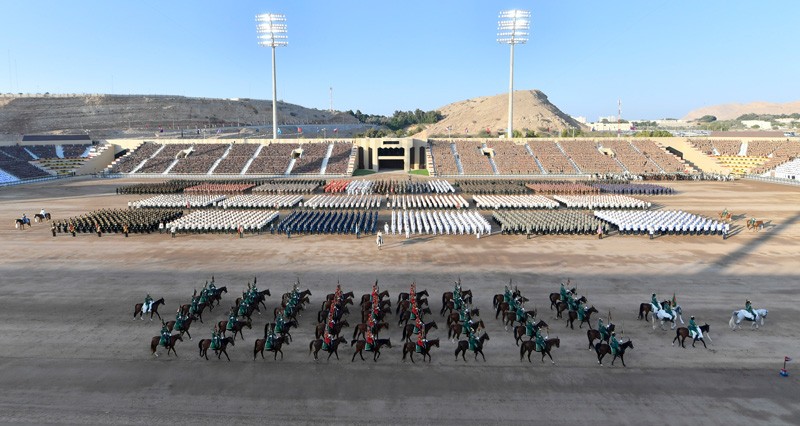 جلالة السلطان يشمل برعايته السامية الاستعراض العسكري الكبير بمناسبة اليوم الوطني المجيد