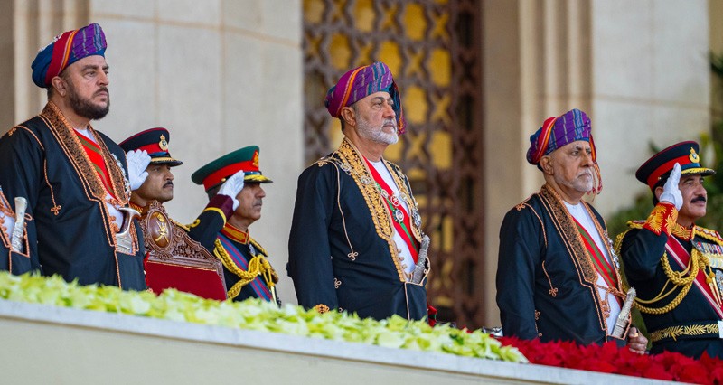 جلالة السلطان يشمل برعايته السامية الاستعراض العسكري الكبير بمناسبة اليوم الوطني المجيد