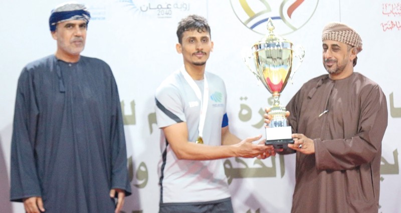 مكتب المحافظ بطلا والخدمات الصحية وصيفا فـي ختام كروية الجهات الحكومية بجنوب الباطنة