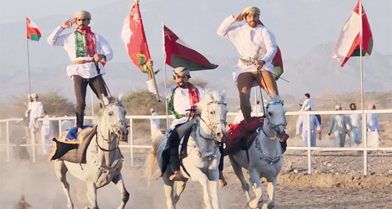 احتفالا بالعيد الوطني .. 170 فارسا تنافسوا فـي 7 أشواط فـي مهرجان محافظة الداخلية للفروسية