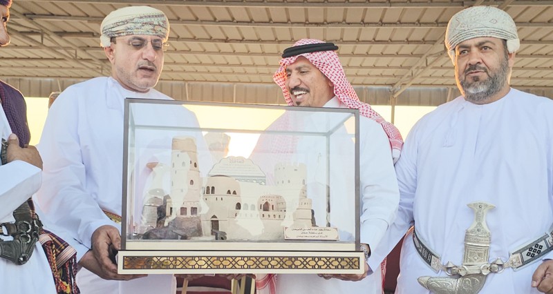 احتفالا بالعيد الوطني .. 170 فارسا تنافسوا فـي 7 أشواط فـي مهرجان محافظة الداخلية للفروسية