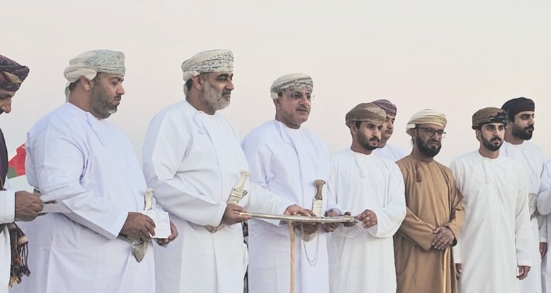 احتفالا بالعيد الوطني .. 170 فارسا تنافسوا فـي 7 أشواط فـي مهرجان محافظة الداخلية للفروسية