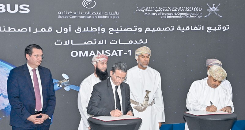 توقيع اتفاقية تصميم وتصنيع وإطلاق أول قمر اصطناعي عماني لخدمات الاتصالات &laquo;عمان سات-1&raquo;