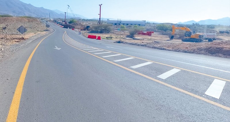 تواصل الأعمال فـي مشروع ازدواجية طريق نـزوى ـ إزكي