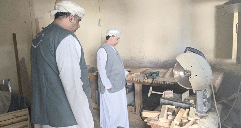 ضبط أيدٍ عاملة وافدة تعمل فـي صناعة الأثاث بدون ترخيص