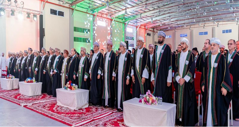 جامعة نزوى تخرج 805 من طلبتها في التأهيل التربوي