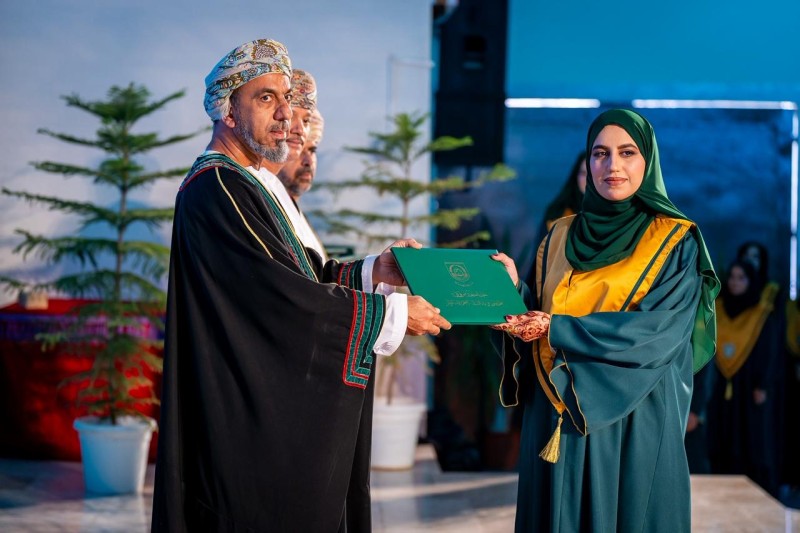 جامعة نزوى تخرج 805 من طلبتها في التأهيل التربوي