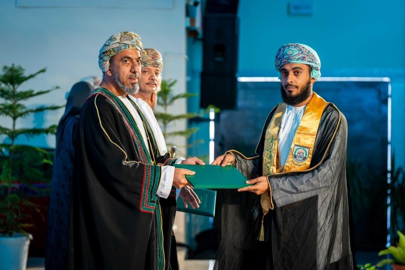 جامعة نزوى تخرج 805 من طلبتها في التأهيل التربوي