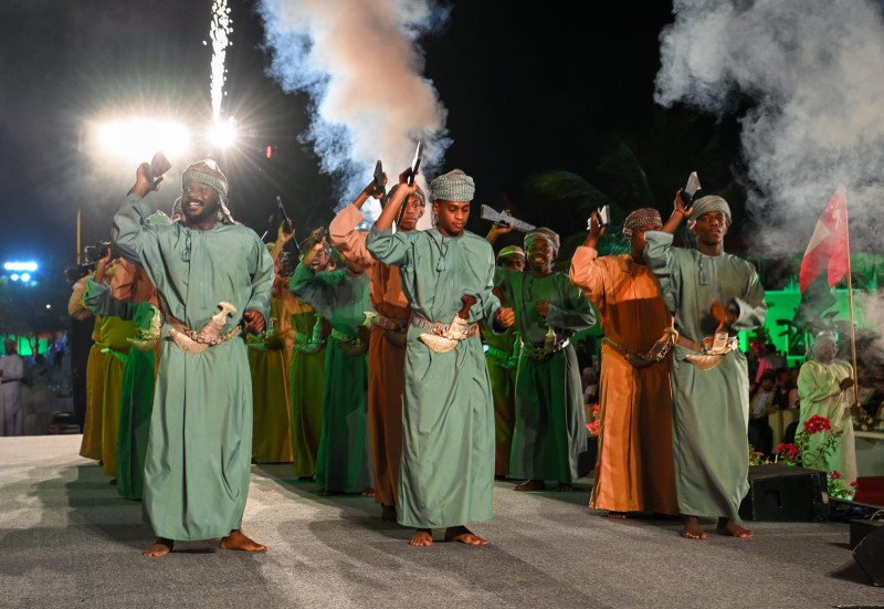 ظفار تحتفل باليوم الوطني بأوبريت يجسّد تأسيس الدولة البوسعيدية