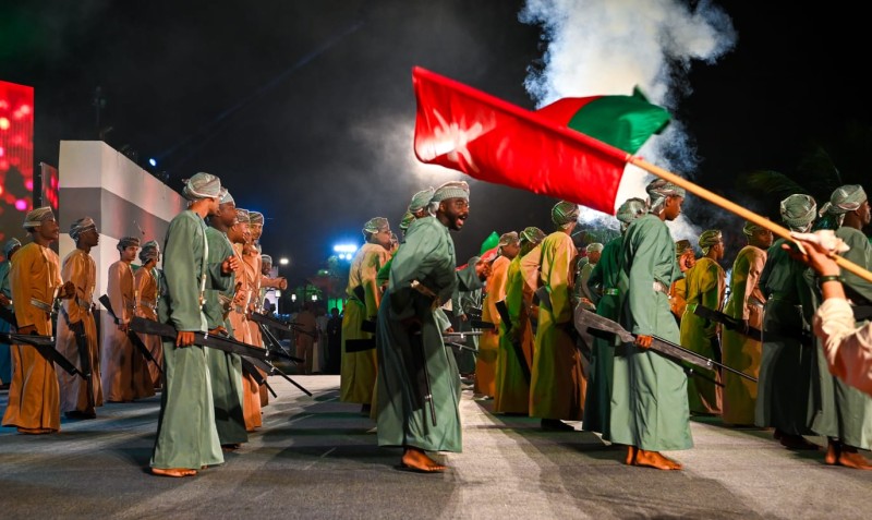 ظفار تحتفل باليوم الوطني بأوبريت يجسّد تأسيس الدولة البوسعيدية