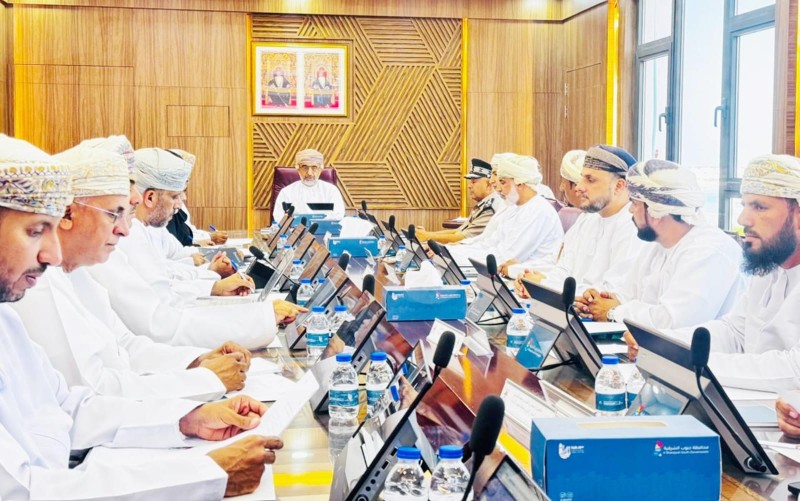 المجلس البلدي بمحافظة جنوب الشرقية يستعرض المشروعات التنموية ويعزز الخدمات المقدمة