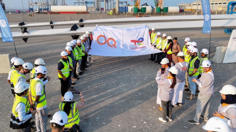 وصول أكبر توربينات الرياح ميناء الدقم إيذانًا ببدء تنفيذ مشروعي رياح 1 و2