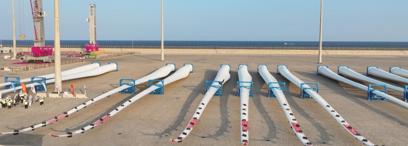 وصول أكبر توربينات الرياح ميناء الدقم إيذانًا ببدء تنفيذ مشروعي رياح 1 و2