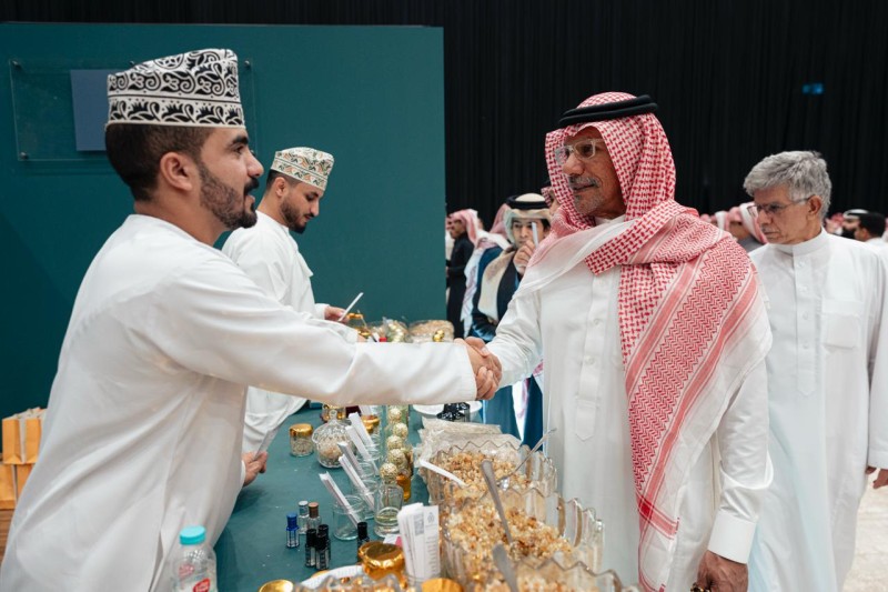 العُمانيون يقدمون نكهات البخور والعطور في فعاليات كأس نادي الصقور السعودي بالظهران
