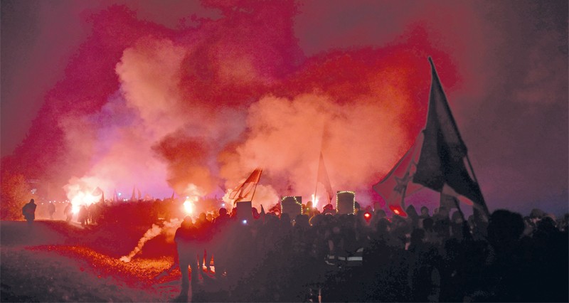 مئات المتظاهرين اليساريين يشعلون النيران خلال احتجاج ضد مؤتمر حزب البديل من أجل ألمانيا