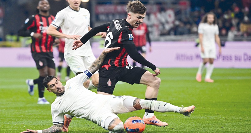 فـي الدوري الإيطالي : ميلان يرتقي إلى الصدارة مؤقتا في انتظار قمة روما ونابولي