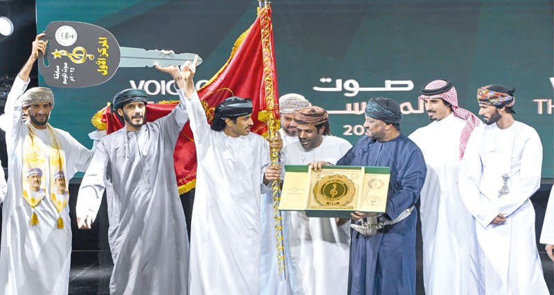 تتويج خالد العامري بلقب &laquo;صوت الموسم 2025م&raquo; بصلالة