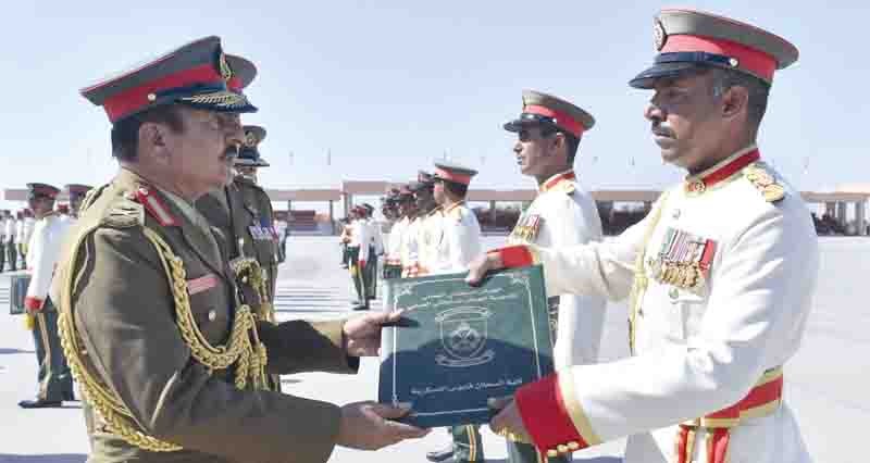 قائد الجيش السلطاني يسلم البراءة السلطانية وشهادات التخرج لضباط الدورات المتخرجة