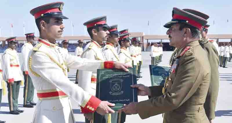 قائد الجيش السلطاني يسلم البراءة السلطانية وشهادات التخرج لضباط الدورات المتخرجة