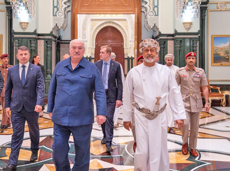 جلالة السلطان ورئيس بيلاروس يستعرضان مجالات الشراكة الاستثمارية والاقتصادية