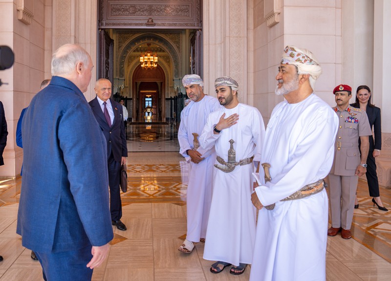 جلالة السلطان ورئيس بيلاروس يستعرضان مجالات الشراكة الاستثمارية والاقتصادية