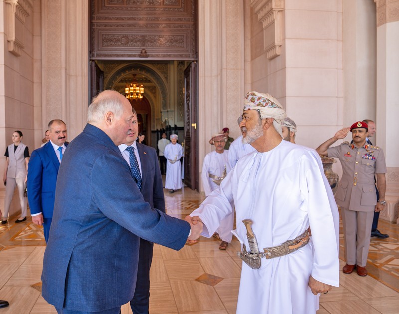 جلالة السلطان ورئيس بيلاروس يستعرضان مجالات الشراكة الاستثمارية والاقتصادية