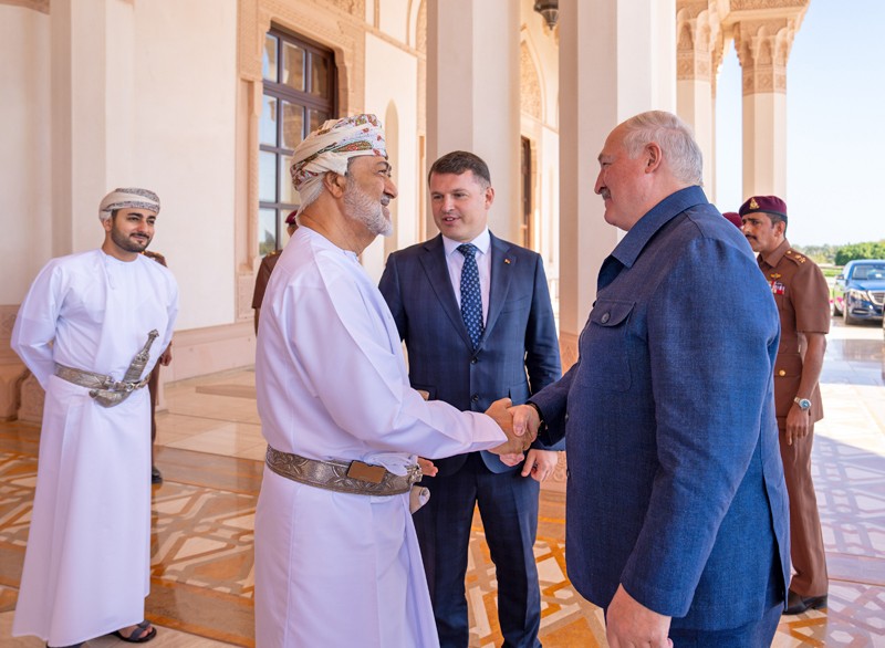 جلالة السلطان ورئيس بيلاروس يستعرضان مجالات الشراكة الاستثمارية والاقتصادية