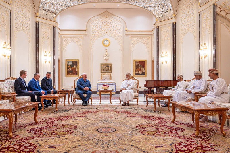 جلالة السلطان ورئيس بيلاروس يستعرضان مجالات الشراكة الاستثمارية والاقتصادية